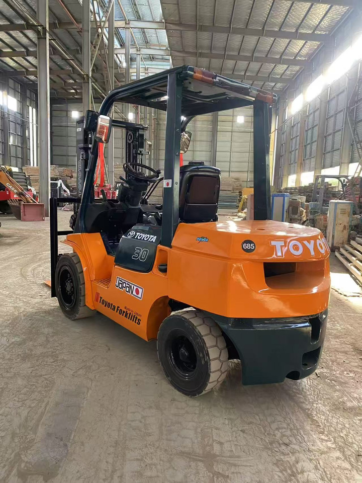 TOYOTA FD30 - Dízel targonca: 2 kép. TOYOTA FD30 - Dízel targonca: 2 kép.