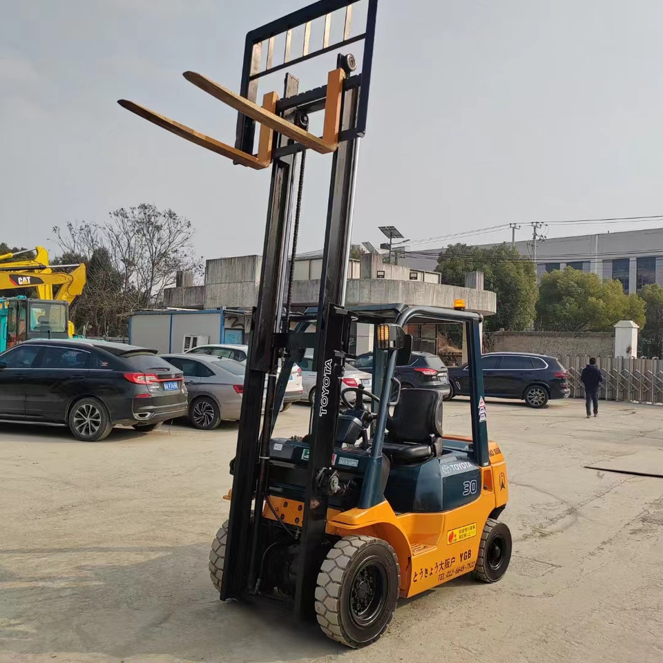 TOYOTA FD30 - Dízel targonca: 1 kép. TOYOTA FD30 - Dízel targonca: 1 kép.