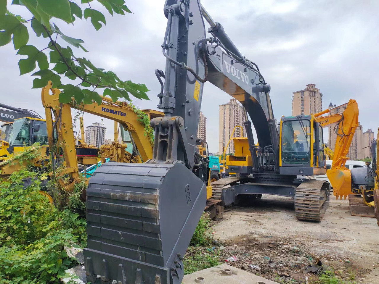 VOLVO EC360 - Lánctalpas kotró: 2 kép. VOLVO EC360 - Lánctalpas kotró: 2 kép.