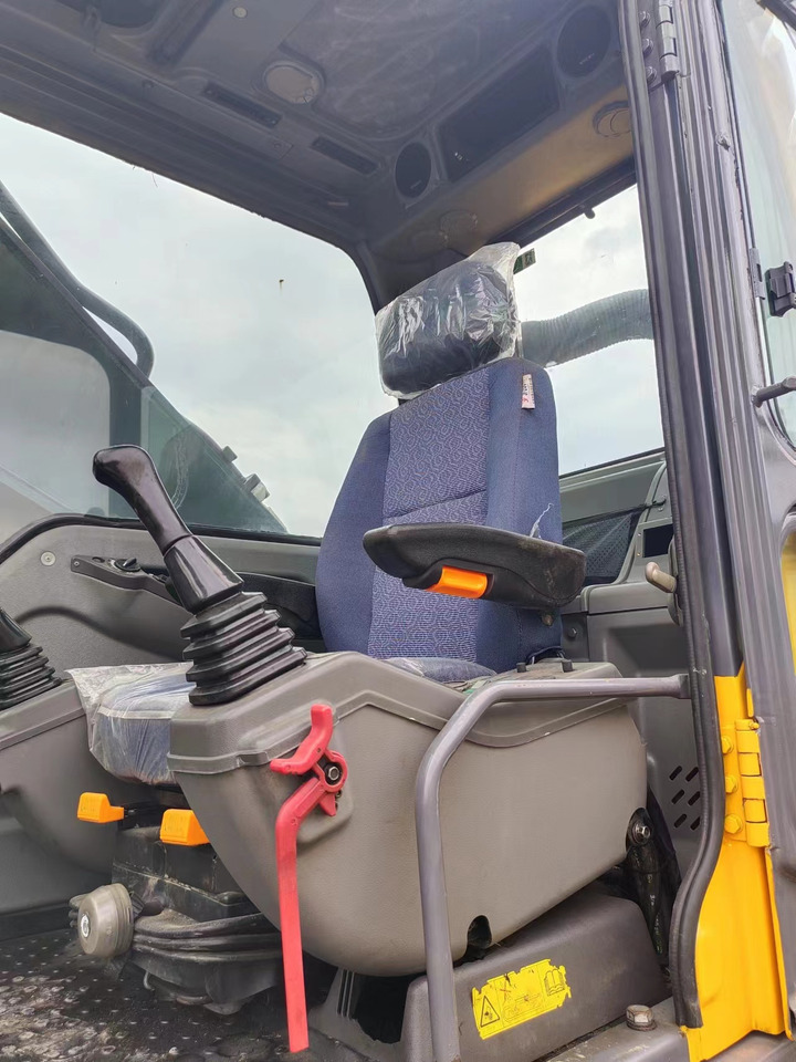 VOLVO EC360 - Lánctalpas kotró: 4 kép. VOLVO EC360 - Lánctalpas kotró: 4 kép.