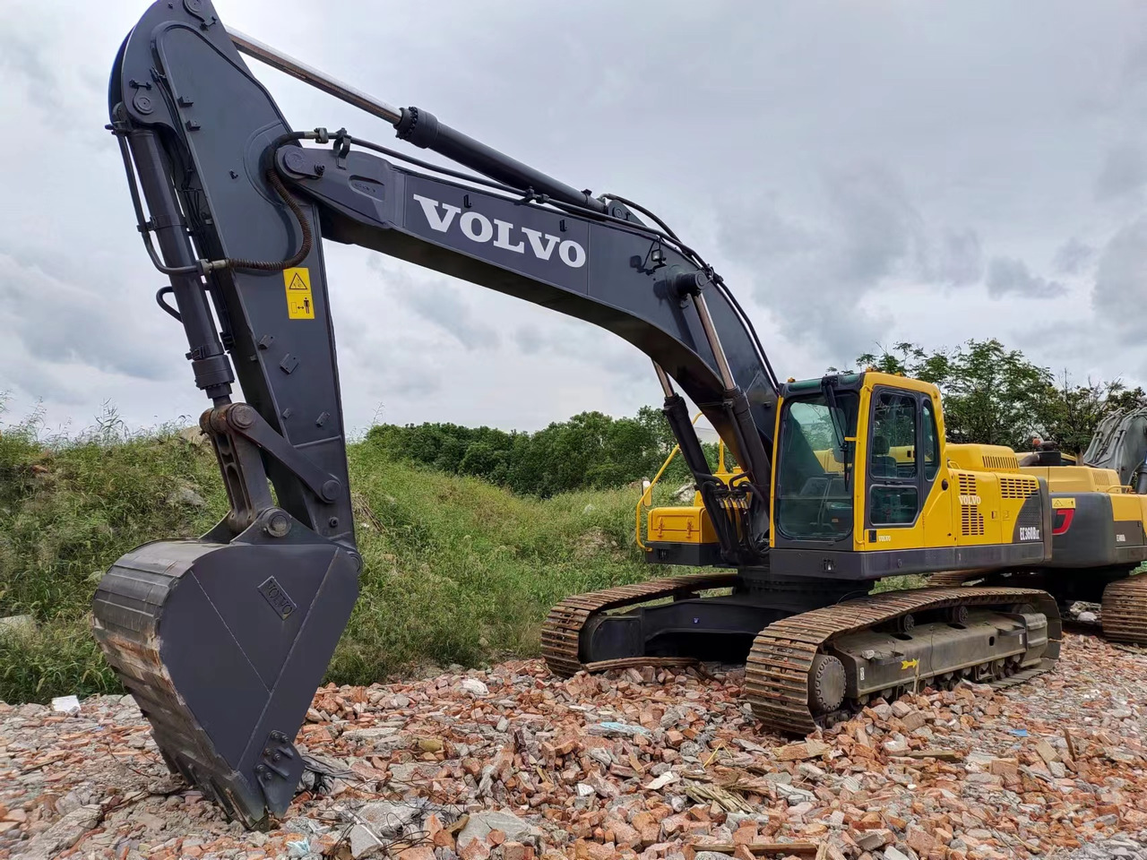 VOLVO EC360 - Lánctalpas kotró: 3 kép. VOLVO EC360 - Lánctalpas kotró: 3 kép.