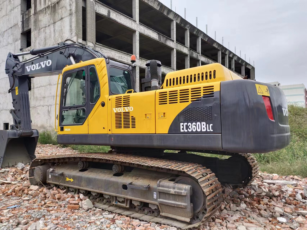 VOLVO EC360 - Lánctalpas kotró: 2 kép. VOLVO EC360 - Lánctalpas kotró: 2 kép.