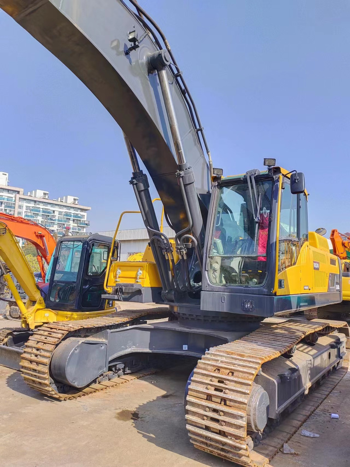 VOLVO EC460 - Lánctalpas kotró: 2 kép. VOLVO EC460 - Lánctalpas kotró: 2 kép.