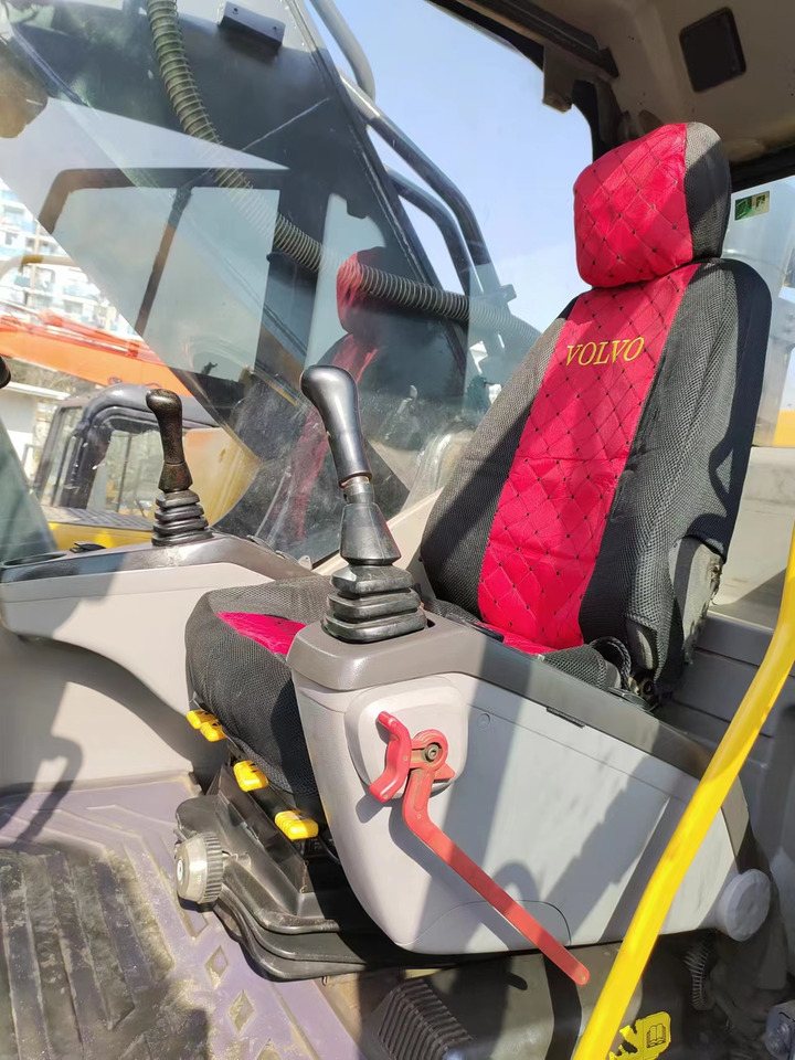 VOLVO EC460 - Lánctalpas kotró: 4 kép. VOLVO EC460 - Lánctalpas kotró: 4 kép.