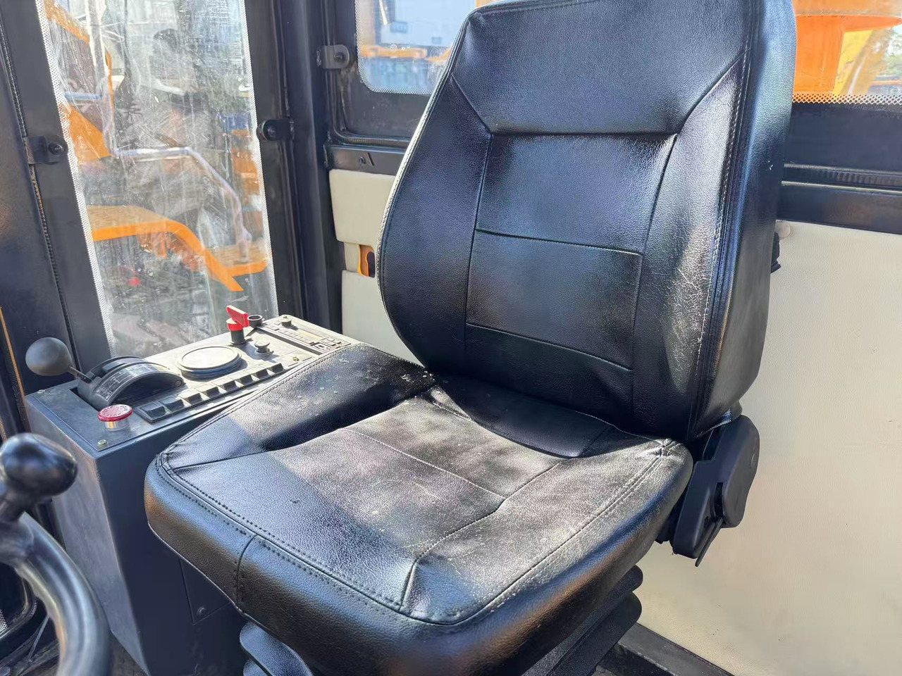 XCMG GR180 - Gréder: 3 kép. XCMG GR180 - Gréder: 3 kép.