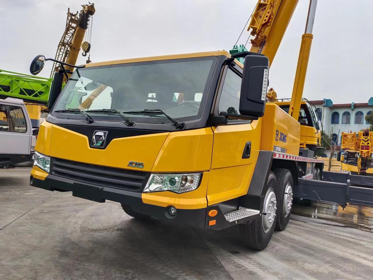 XCMG QY75KC QY75K truck crane 75tons - Autódaru: 2 kép. XCMG QY75KC QY75K truck crane 75tons - Autódaru: 2 kép.