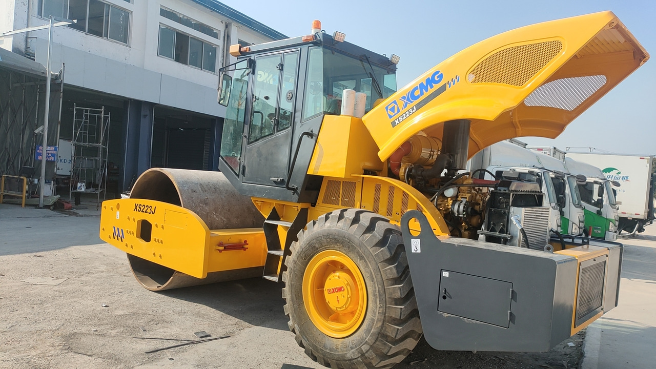 XCMG XS223J - Úthenger: 4 kép. XCMG XS223J - Úthenger: 4 kép.