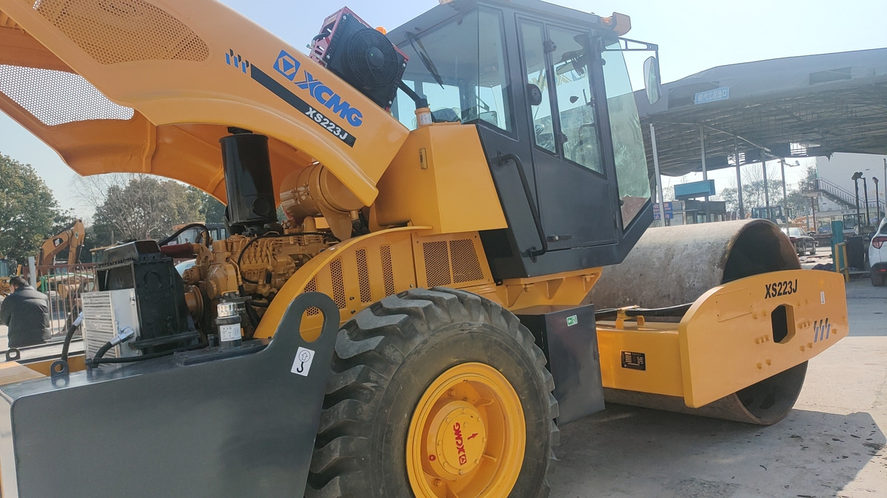 XCMG XS223J - Úthenger: 2 kép. XCMG XS223J - Úthenger: 2 kép.