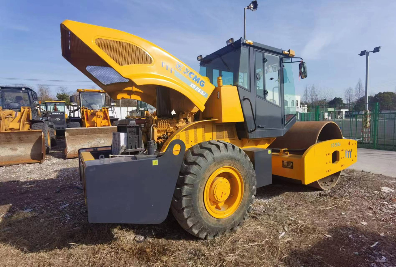 XCMG XS263J - Talajtömörítő: 3 kép. XCMG XS263J - Talajtömörítő: 3 kép.