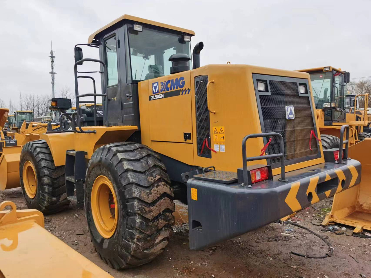 XCMG ZL50GN - Gumikerekes homlokrakodó: 2 kép. XCMG ZL50GN - Gumikerekes homlokrakodó: 2 kép.