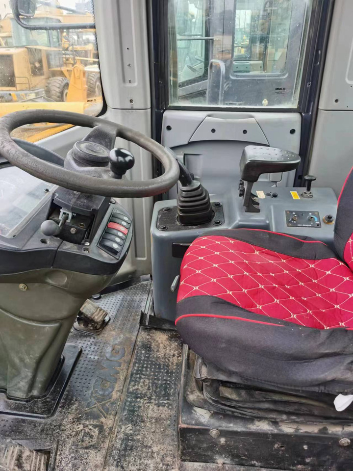 XCMG ZL50GN - Gumikerekes homlokrakodó: 4 kép. XCMG ZL50GN - Gumikerekes homlokrakodó: 4 kép.