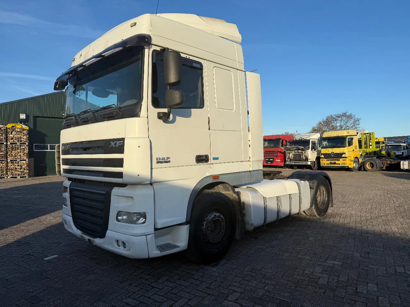 DAF XF 105.460 Tractor unit - Nyergesvontató: 3 kép. DAF XF 105.460 Tractor unit - Nyergesvontató: 3 kép.