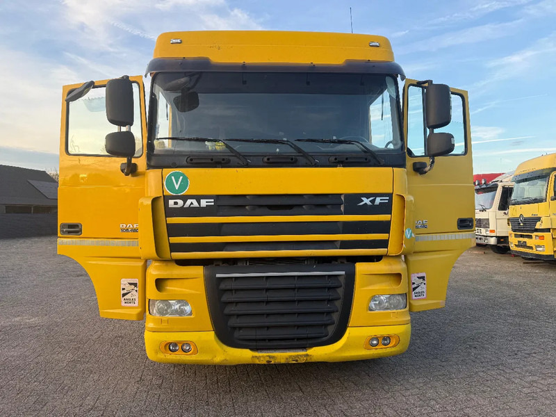 DAF XF 105.460 Tractor unit - Nyergesvontató: 2 kép. DAF XF 105.460 Tractor unit - Nyergesvontató: 2 kép.