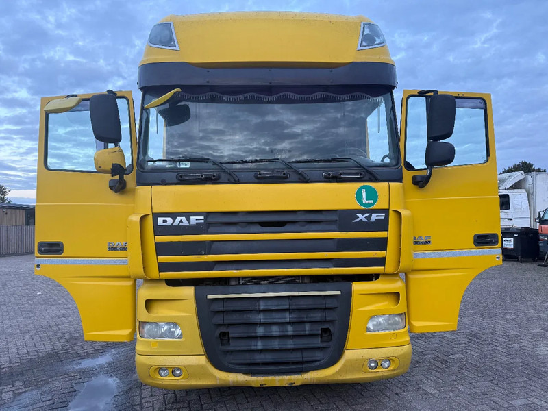 DAF XF 105.460 Tractor unit - Nyergesvontató: 2 kép. DAF XF 105.460 Tractor unit - Nyergesvontató: 2 kép.