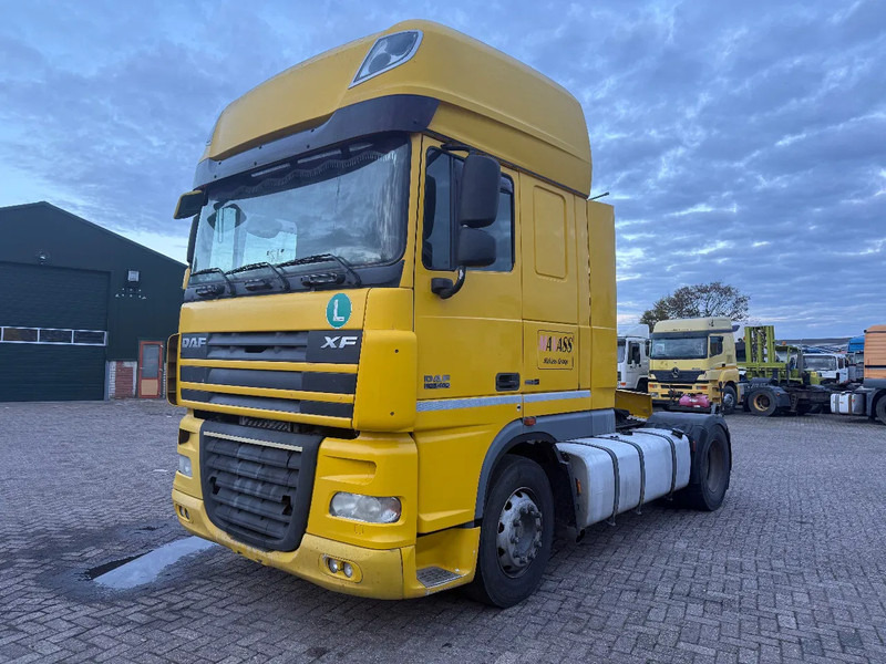 DAF XF 105.460 Tractor unit - Nyergesvontató: 3 kép. DAF XF 105.460 Tractor unit - Nyergesvontató: 3 kép.