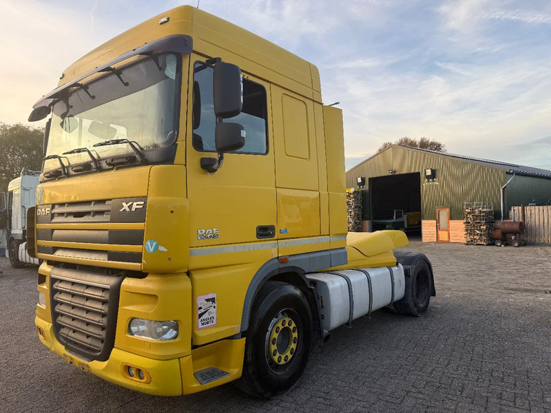 DAF XF 105.460 Tractor unit - Nyergesvontató: 3 kép. DAF XF 105.460 Tractor unit - Nyergesvontató: 3 kép.