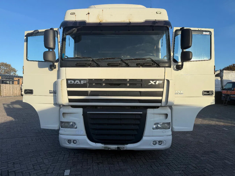 DAF XF 105.460 Tractor unit - Nyergesvontató: 2 kép. DAF XF 105.460 Tractor unit - Nyergesvontató: 2 kép.