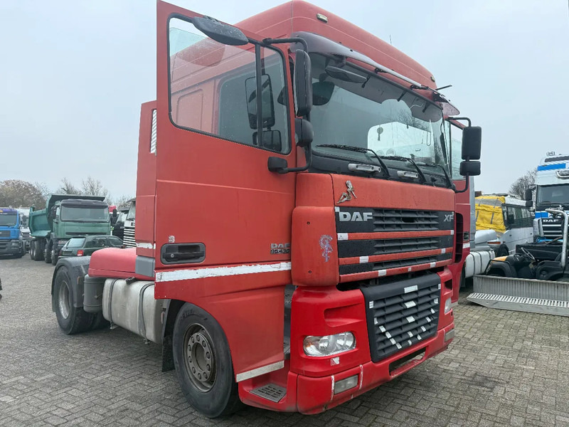 DAF XF 95.430 Tractor Unit - Nyergesvontató: 1 kép. DAF XF 95.430 Tractor Unit - Nyergesvontató: 1 kép.
