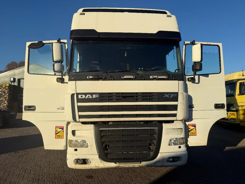 DAF XF 95.430 Tractor Unit - Nyergesvontató: 2 kép. DAF XF 95.430 Tractor Unit - Nyergesvontató: 2 kép.
