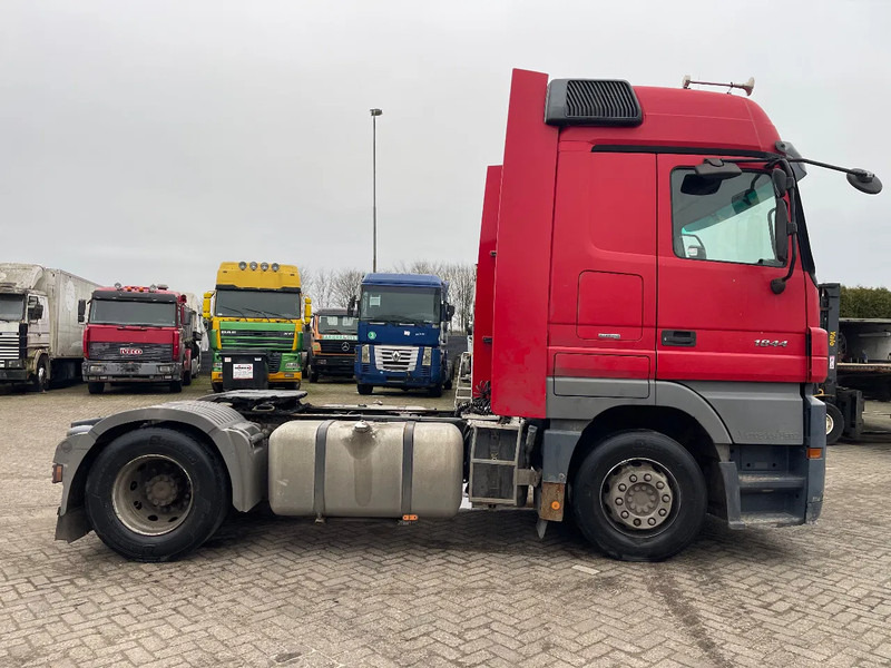 Mercedes-Benz Actros 1844 3 pedals - Nyergesvontató: 4 kép. Mercedes-Benz Actros 1844 3 pedals - Nyergesvontató: 4 kép.