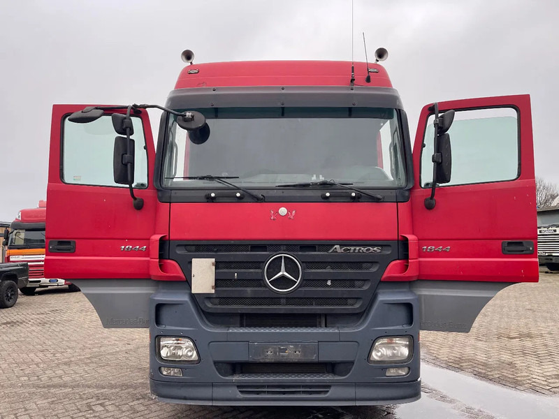 Mercedes-Benz Actros 1844 3 pedals - Nyergesvontató: 2 kép. Mercedes-Benz Actros 1844 3 pedals - Nyergesvontató: 2 kép.