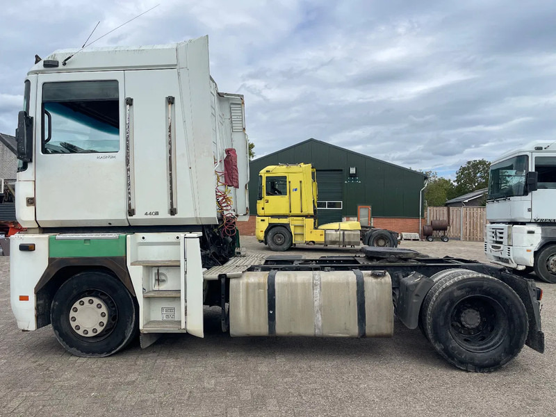 Renault Magnum 440 Tractor unit - Nyergesvontató: 4 kép. Renault Magnum 440 Tractor unit - Nyergesvontató: 4 kép.