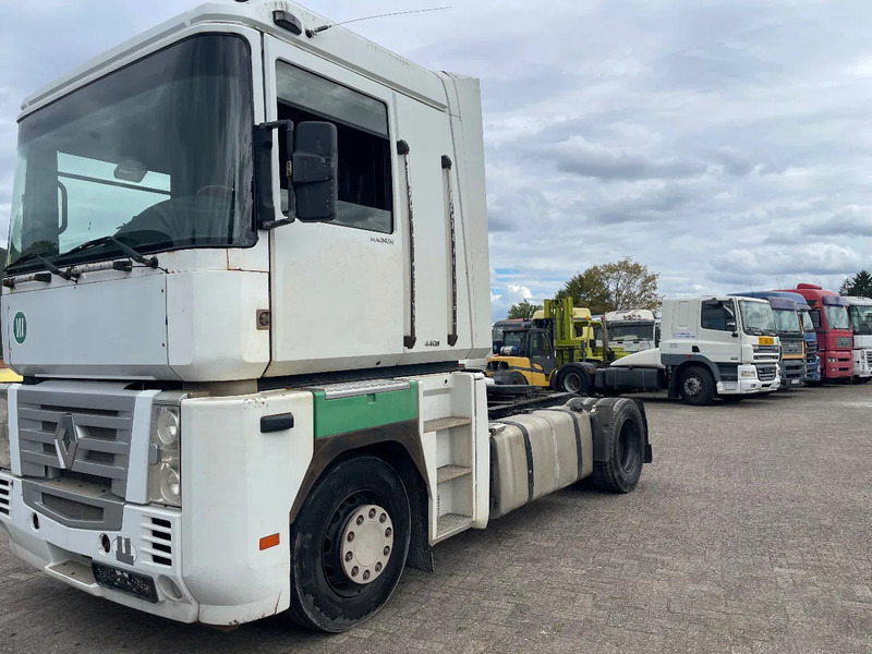 Renault Magnum 440 Tractor unit - Nyergesvontató: 3 kép. Renault Magnum 440 Tractor unit - Nyergesvontató: 3 kép.