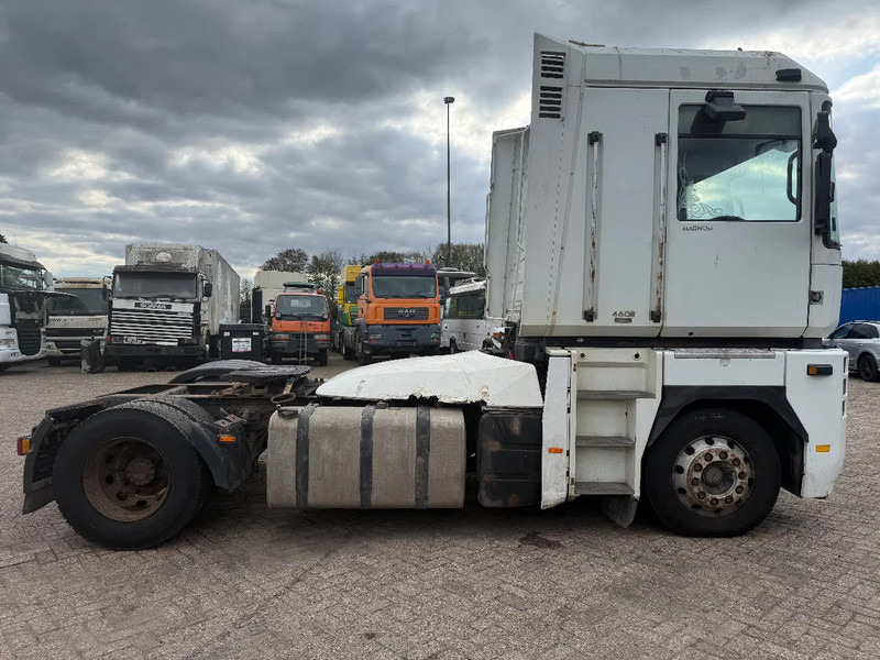 Renault Magnum 460 Tractor unit - Nyergesvontató: 5 kép. Renault Magnum 460 Tractor unit - Nyergesvontató: 5 kép.