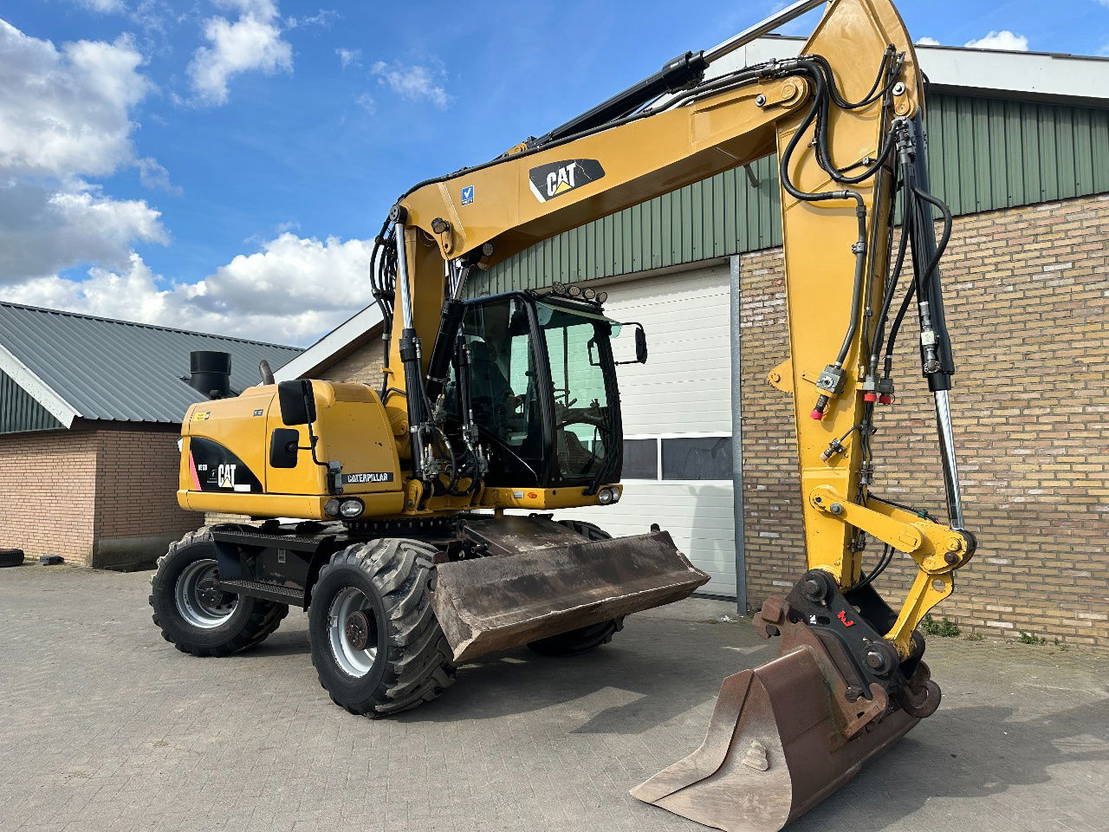 Gumikerekes kotró Caterpillar M313D: 7 kép.