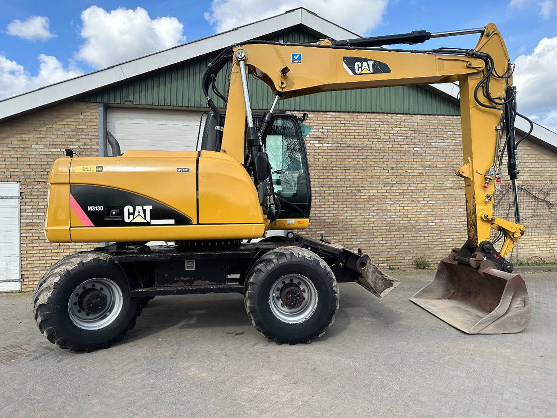 Gumikerekes kotró Caterpillar M313D: 8 kép.