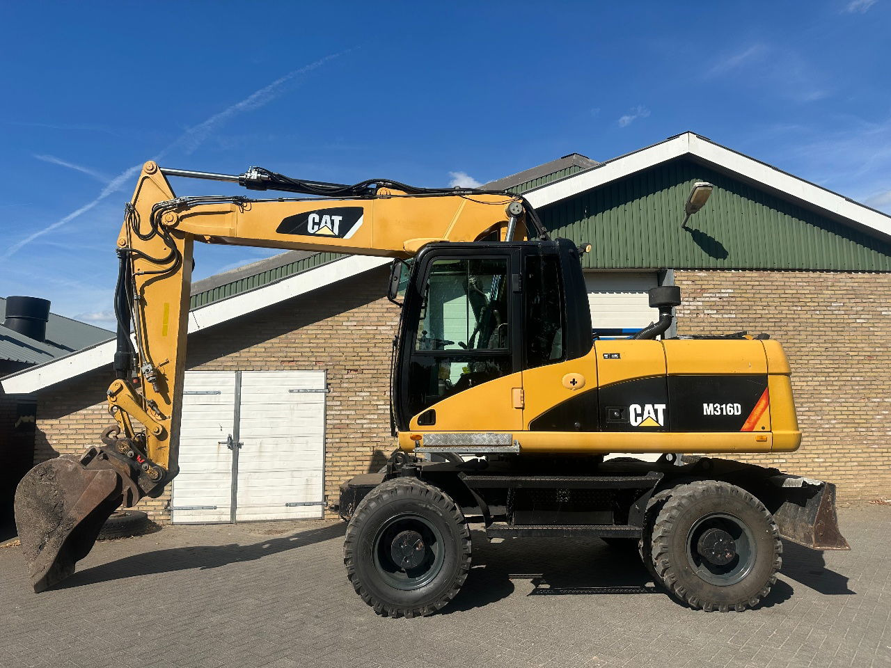 Caterpillar M316D - Gumikerekes homlokrakodó: 1 kép. Caterpillar M316D - Gumikerekes homlokrakodó: 1 kép.