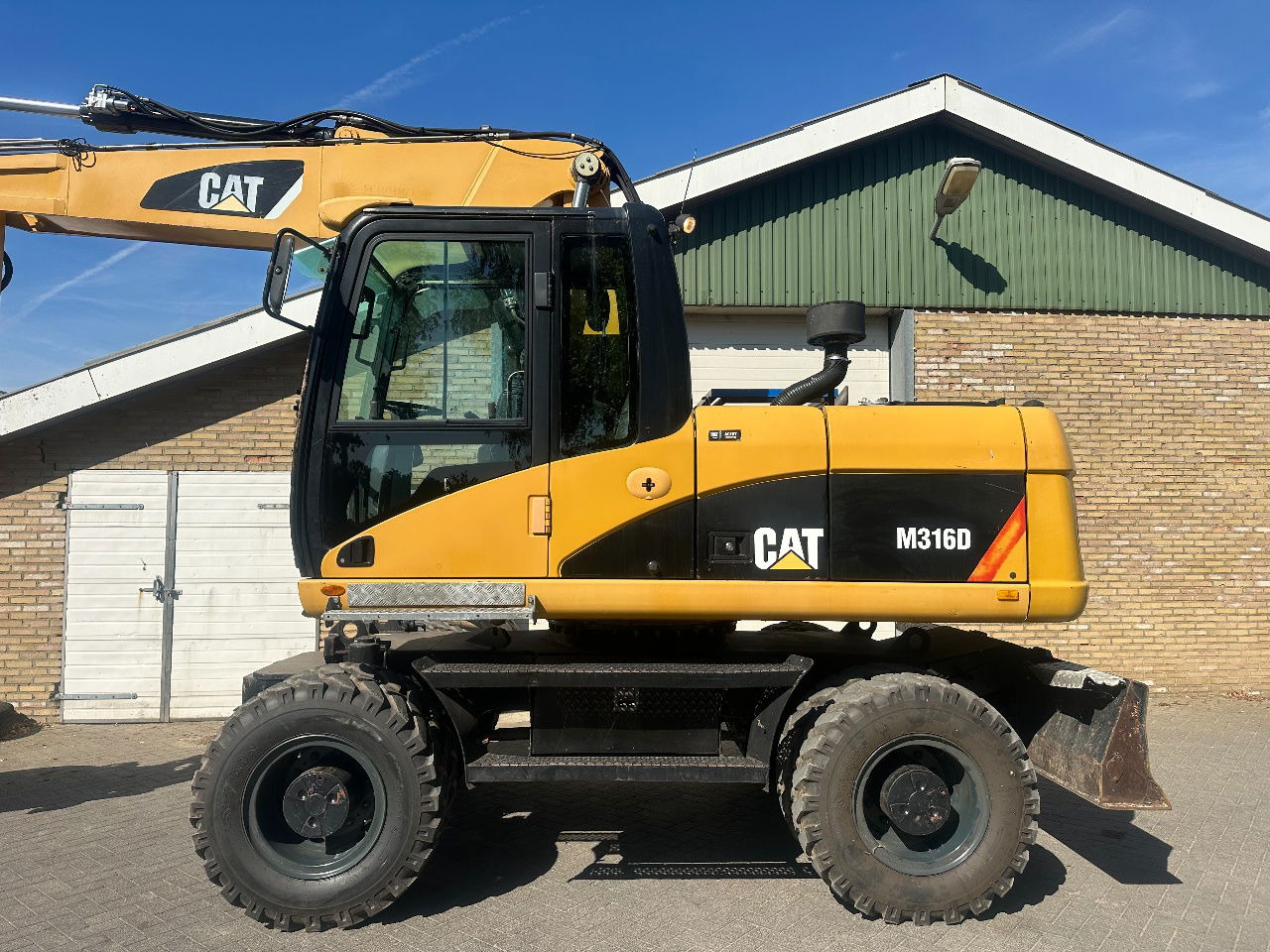 Caterpillar M316D - Gumikerekes homlokrakodó: 4 kép. Caterpillar M316D - Gumikerekes homlokrakodó: 4 kép.