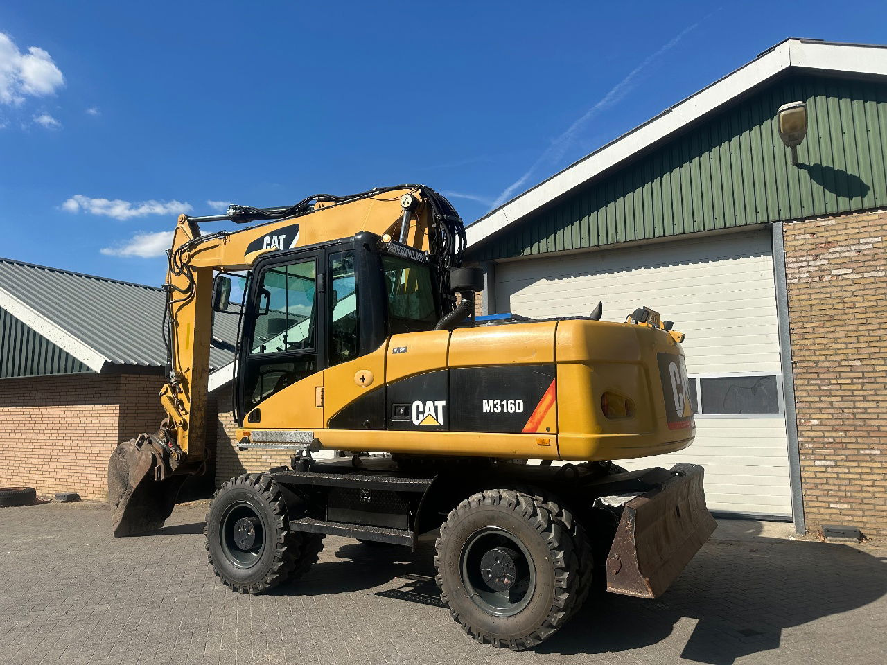 Caterpillar M316D - Gumikerekes homlokrakodó: 2 kép. Caterpillar M316D - Gumikerekes homlokrakodó: 2 kép.