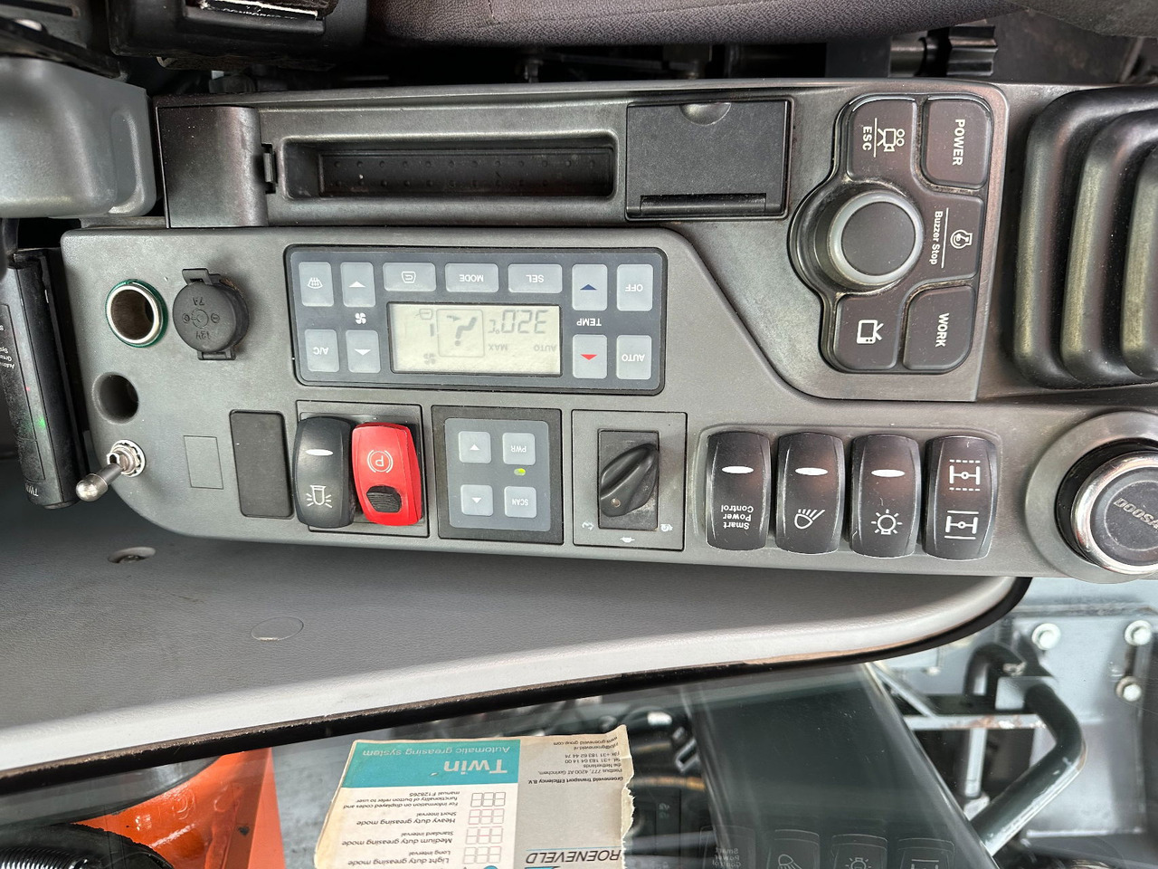 Gumikerekes kotró Doosan DX140W-5: 11 kép.