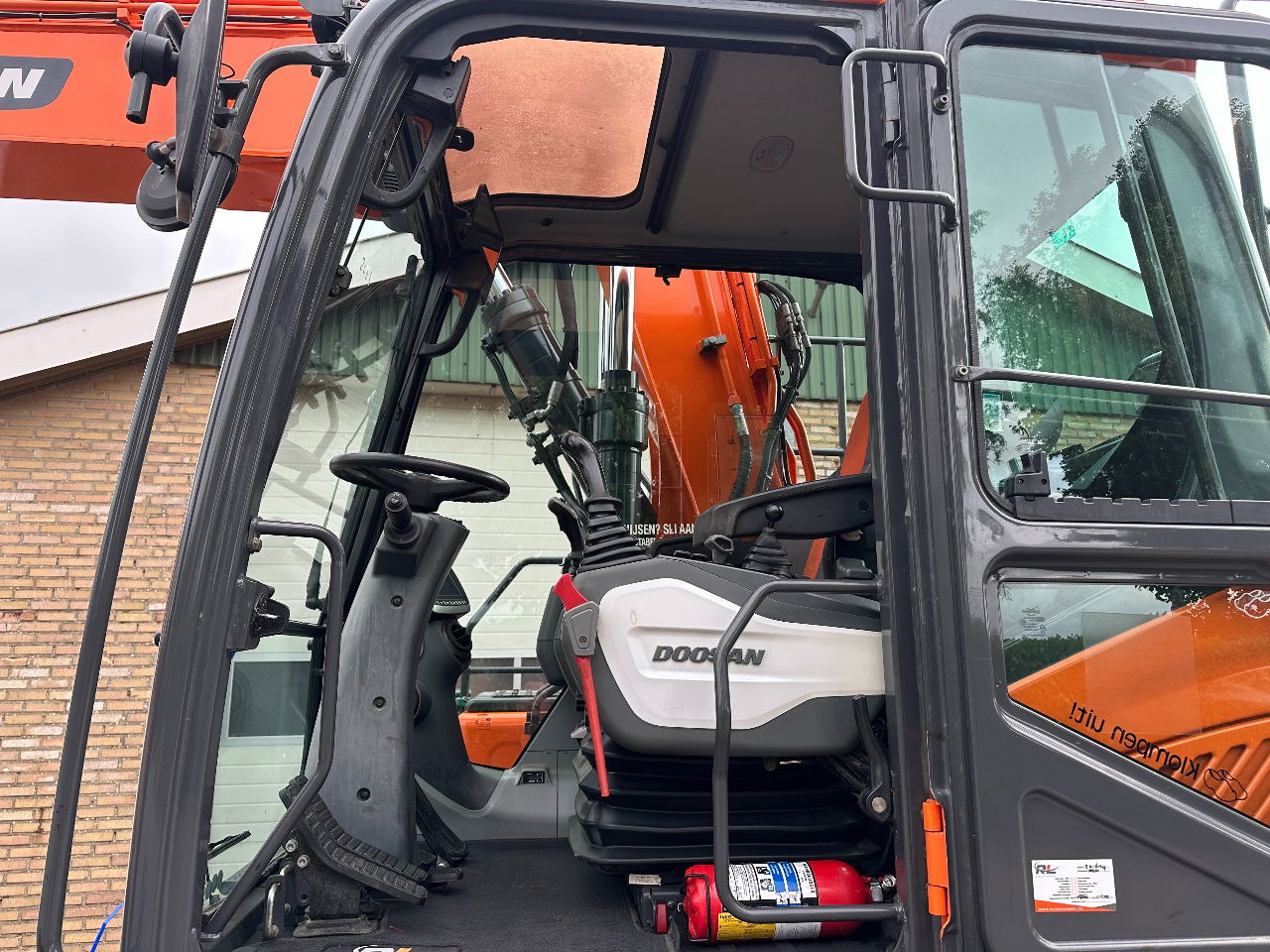 Gumikerekes kotró Doosan DX140W-5: 9 kép.