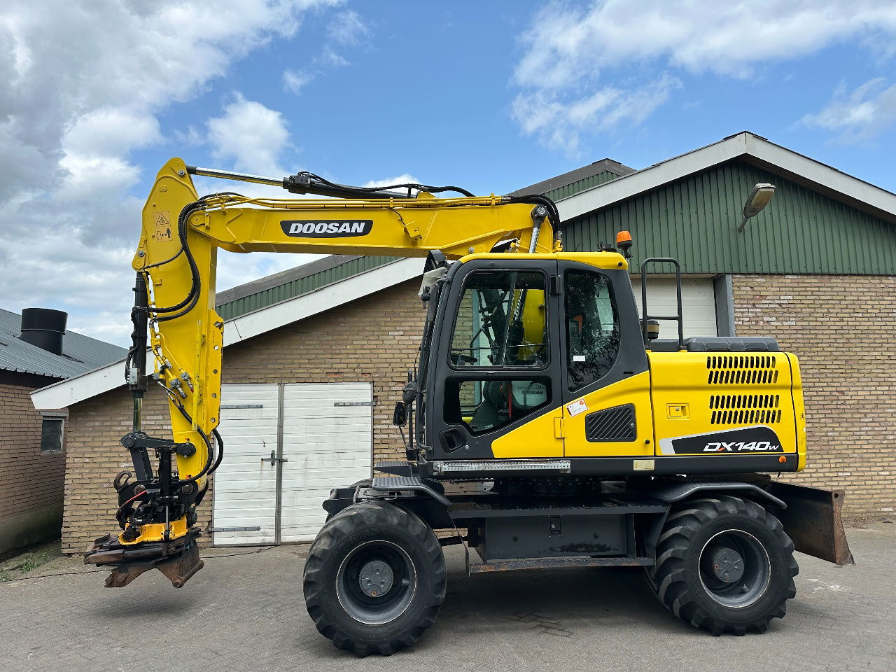 Doosan DX140W-5 - Gumikerekes kotró: 1 kép. Doosan DX140W-5 - Gumikerekes kotró: 1 kép.