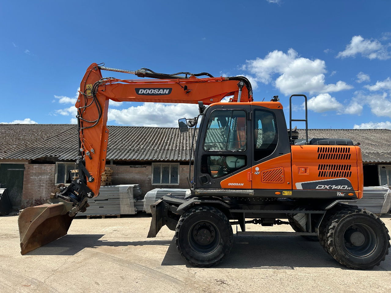 Gumikerekes kotró Doosan DX140W-5: 1 kép.