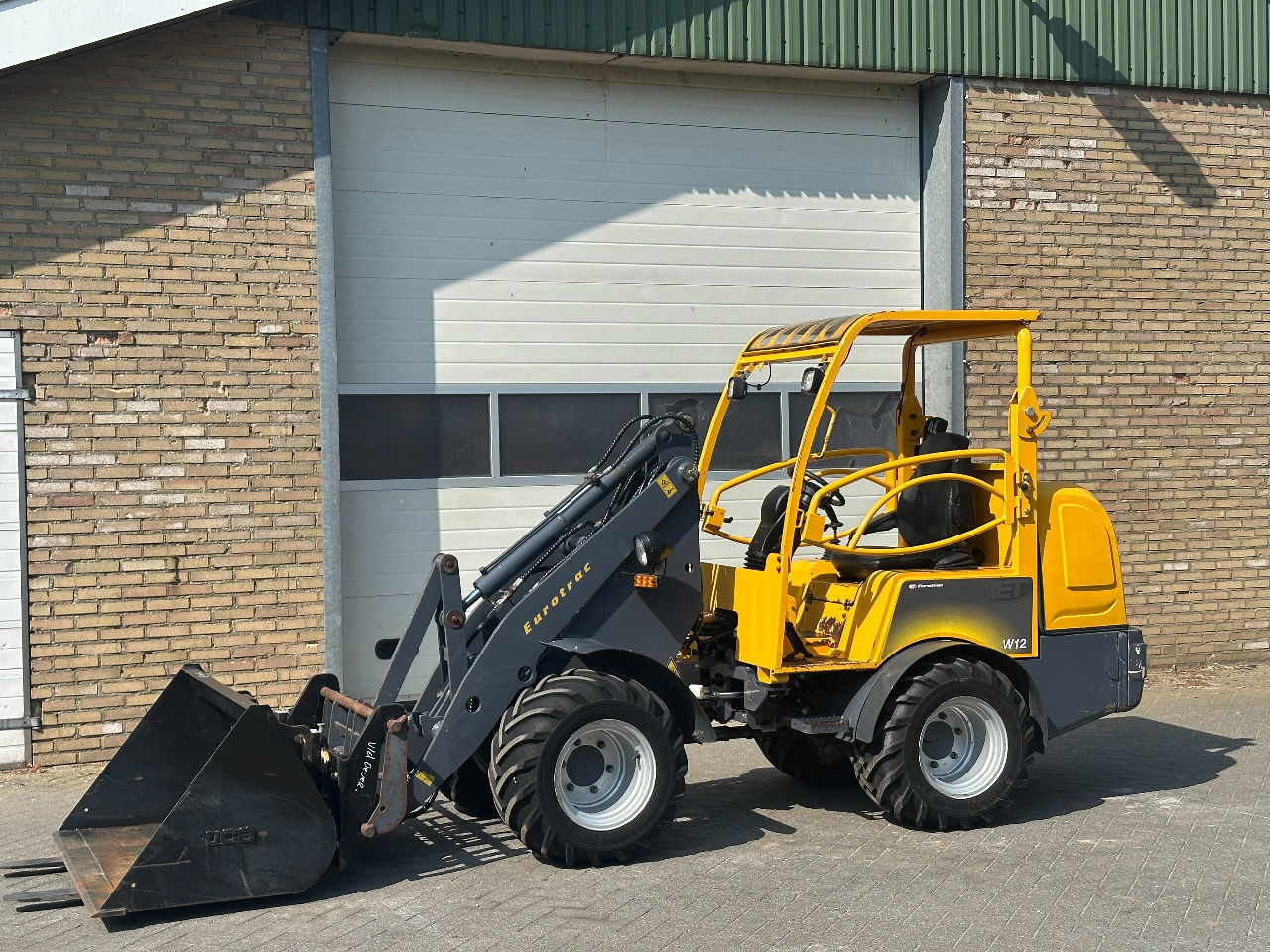 Eurotrac W12 - Gumikerekes homlokrakodó: 1 kép. Eurotrac W12 - Gumikerekes homlokrakodó: 1 kép.