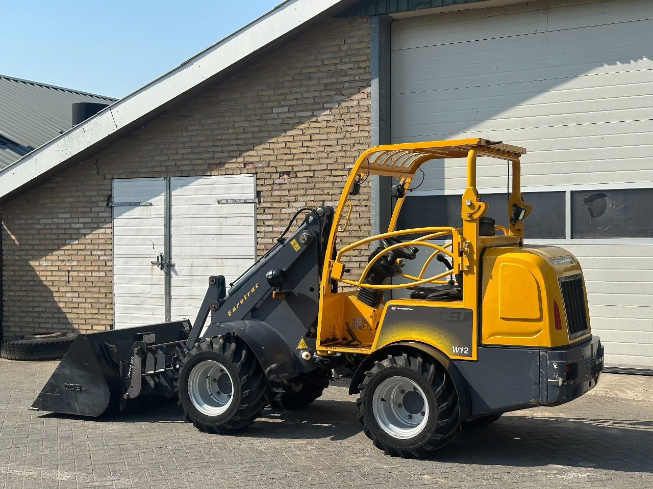 Eurotrac W12 - Gumikerekes homlokrakodó: 2 kép. Eurotrac W12 - Gumikerekes homlokrakodó: 2 kép.