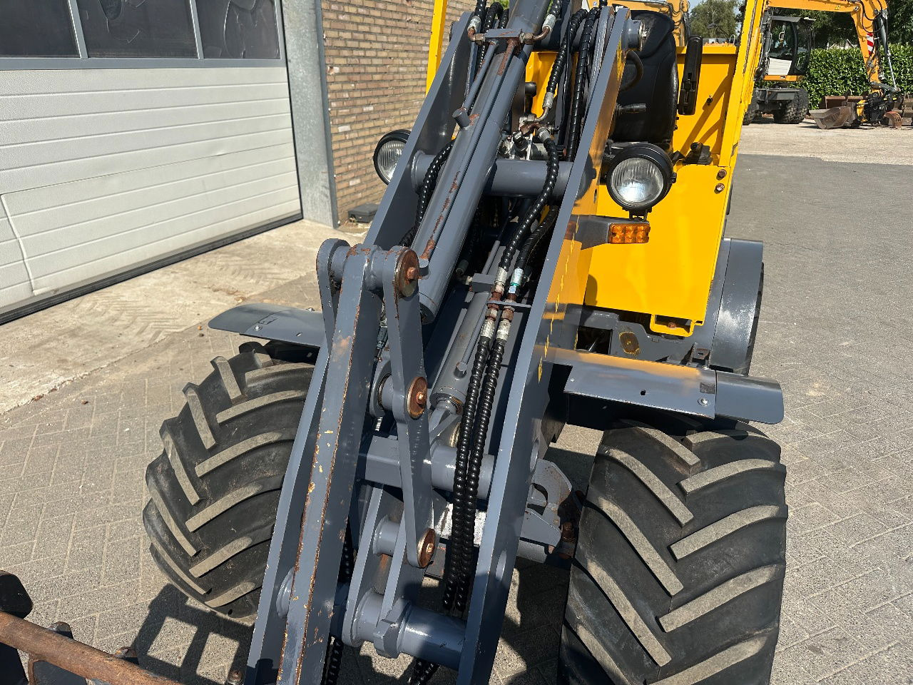 Eurotrac W12 - Gumikerekes homlokrakodó: 4 kép. Eurotrac W12 - Gumikerekes homlokrakodó: 4 kép.