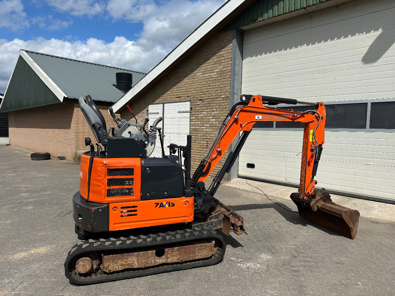 Hitachi ZX19U-6 YR - Minikotró: 4 kép. Hitachi ZX19U-6 YR - Minikotró: 4 kép.