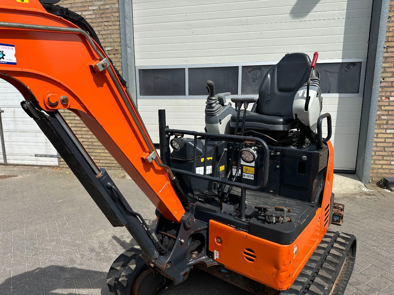 Hitachi ZX19U-6 YR - Minikotró: 2 kép. Hitachi ZX19U-6 YR - Minikotró: 2 kép.