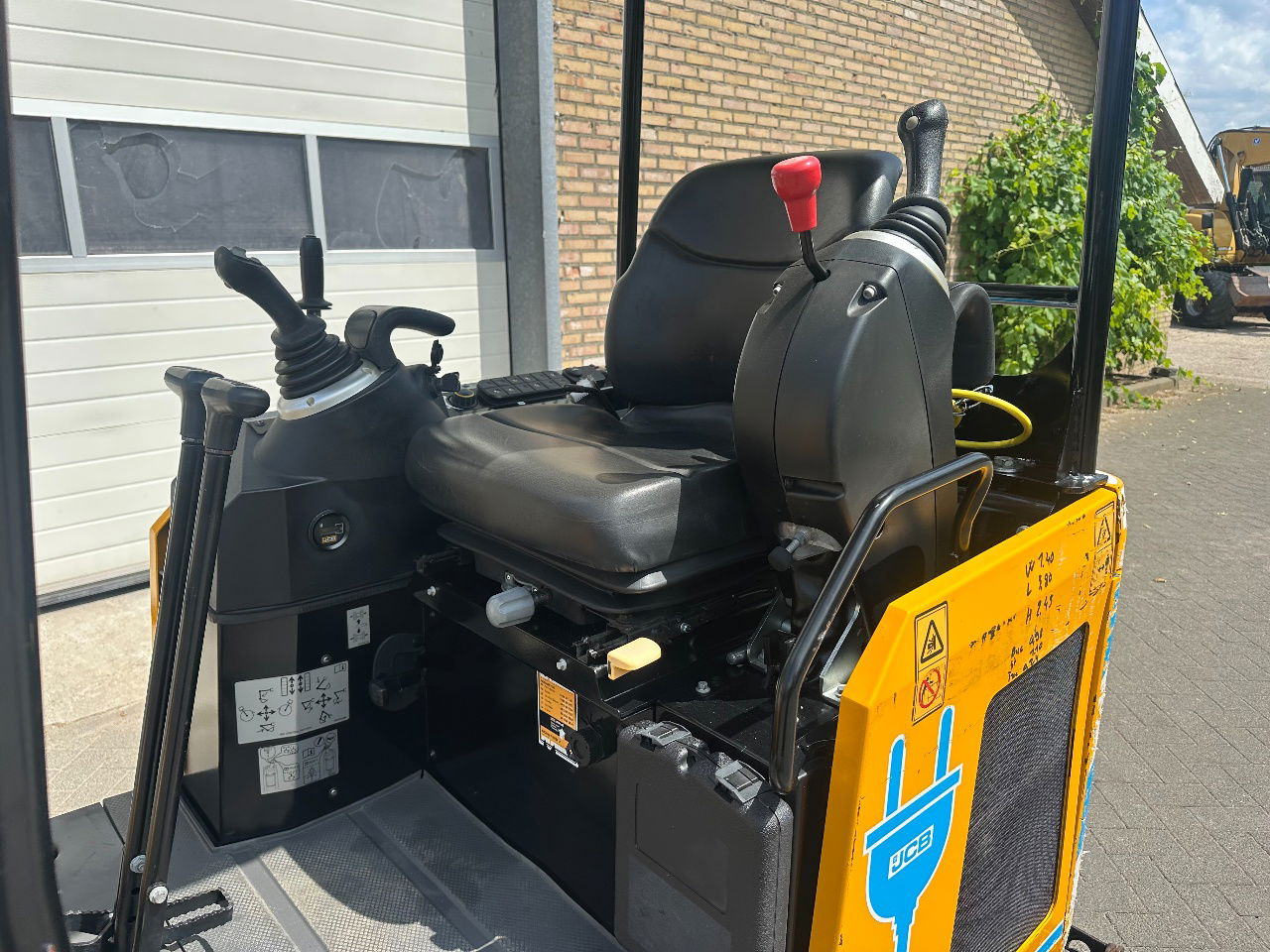 JCB 19c-1 E 100 elektrisch - Minikotró: 5 kép. JCB 19c-1 E 100 elektrisch - Minikotró: 5 kép.