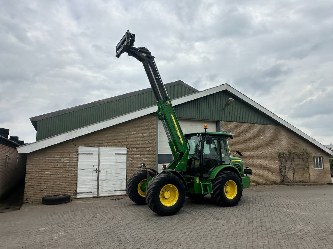 John Deere 3800 - Teleszkópos homlokrakodó: 5 kép. John Deere 3800 - Teleszkópos homlokrakodó: 5 kép.