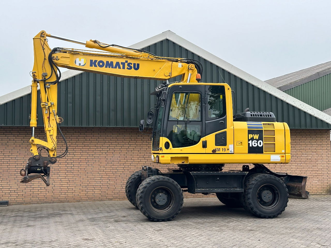 Komatsu PW160-8 - Gumikerekes kotró: 1 kép. Komatsu PW160-8 - Gumikerekes kotró: 1 kép.