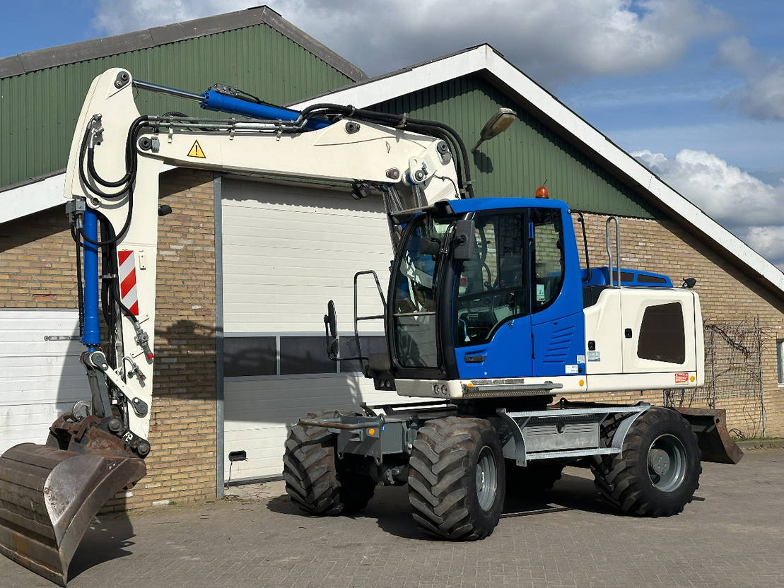 Liebherr A914 - Gumikerekes kotró: 1 kép. Liebherr A914 - Gumikerekes kotró: 1 kép.