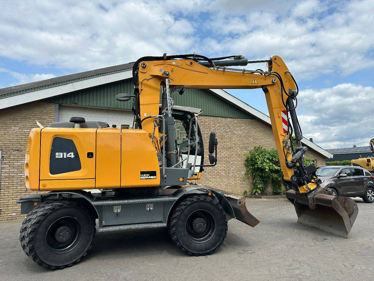 Liebherr A914 - Gumikerekes kotró: 4 kép. Liebherr A914 - Gumikerekes kotró: 4 kép.