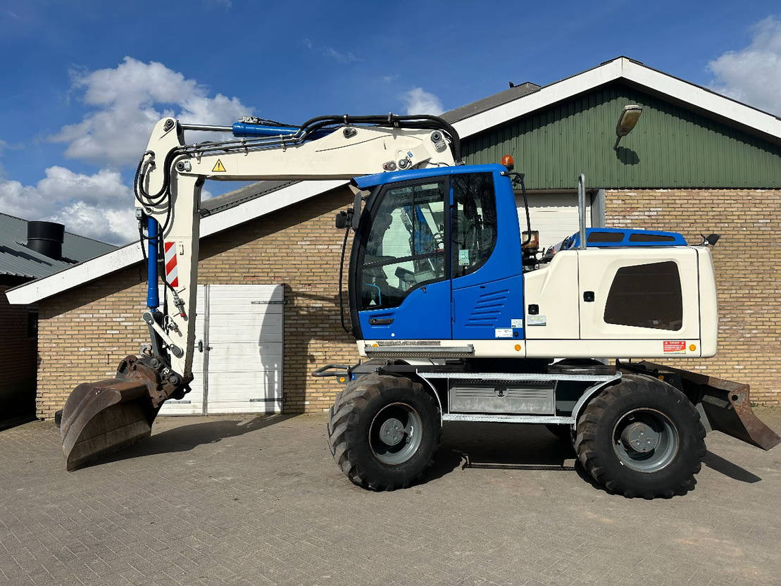 Liebherr A914 - Gumikerekes kotró: 3 kép. Liebherr A914 - Gumikerekes kotró: 3 kép.