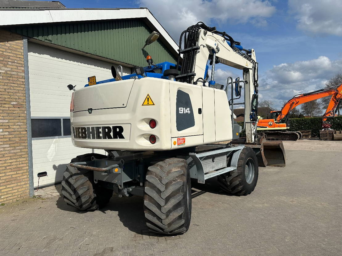 Liebherr A914 - Gumikerekes kotró: 4 kép. Liebherr A914 - Gumikerekes kotró: 4 kép.