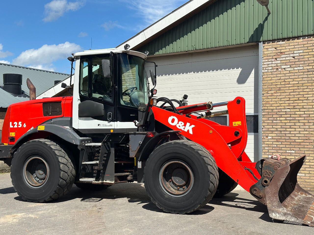 O & K 25.6 - Gumikerekes homlokrakodó: 2 kép. O & K 25.6 - Gumikerekes homlokrakodó: 2 kép.